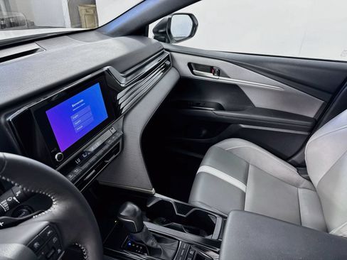 Used 2025 Toyota Camry SE FWD image 6
