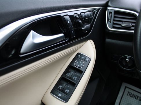 Used 2017 INFINITI QX30 Premium w/ Navigation Package image 24