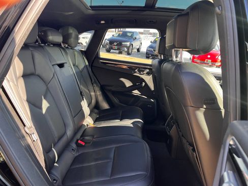 Used 2020 Porsche Macan Base AWD 4dr SUV image 22