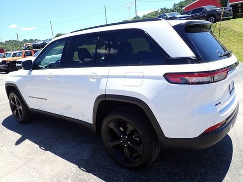 Used 2023 Jeep Grand Cherokee Limited w/ Black Appearance Package AWD/4WD image 3