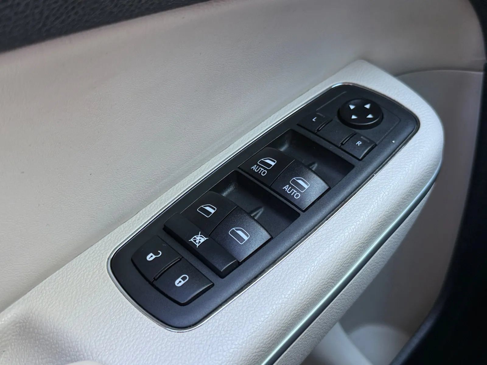 Used 2019 Chrysler 300 Touring AWD/4WD image 40