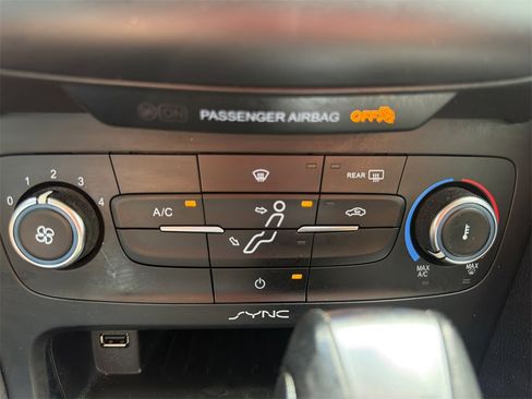 Used 2016 Ford Focus SE w/ SE Sport Package image 31