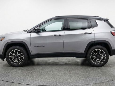 Used 2025 Jeep Compass Trailhawk AWD/4WD image 5