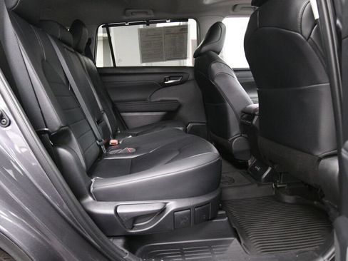 Used 2023 Toyota Highlander XLE AWD/4WD image 36