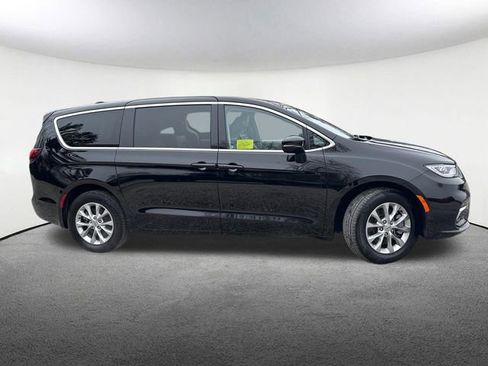 Used 2024 Chrysler Pacifica Touring-L AWD/4WD image 14