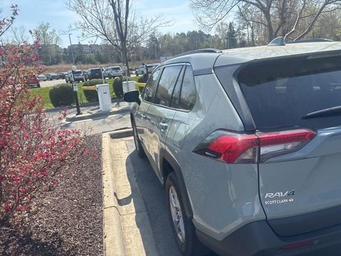 Used 2023 Toyota RAV4 XLE w/ Convenience Package image 5