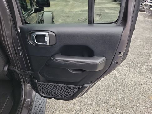 Used 2018 Jeep Wrangler Unlimited Sahara image 33