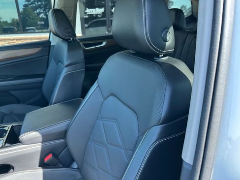 Used 2024 Volkswagen Atlas SE w/ Panoramic Sunroof Package FWD image 3