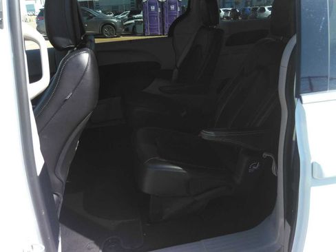 Used 2023 Chrysler Pacifica Touring-L image 7