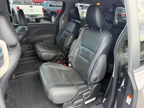 Used 2015 Toyota Sienna SE FWD image 12
