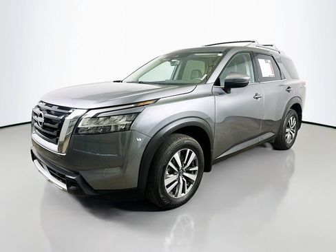 Used 2024 Nissan Pathfinder SL FWD image 3