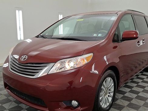Used 2012 Toyota Sienna XLE w/ XLE Navigation Pkg image 8