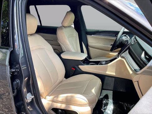 Used 2024 Jeep Grand Cherokee L Limited RWD image 8