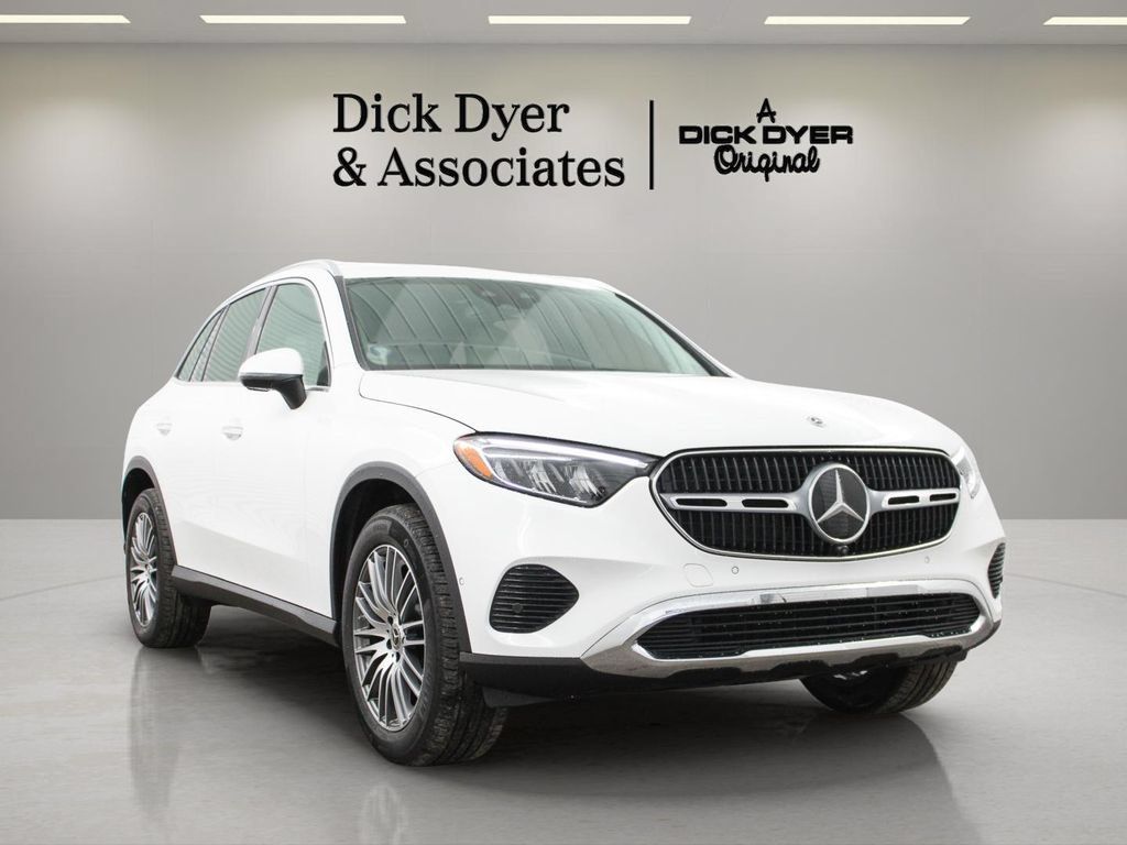 Used 2025 Mercedes-Benz GLC 300 image 1