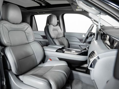 Used 2021 Lincoln Navigator Reserve w/ Cargo Convenience Package image 31