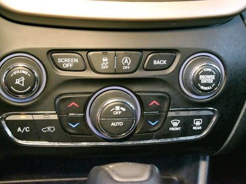 Used 2016 Jeep Cherokee Limited w/ Luxury Group AWD/4WD image 26