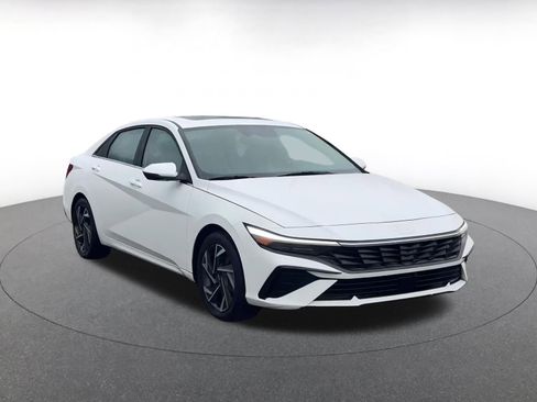 Used 2025 Hyundai Elantra Limited image 3