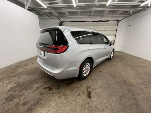Used 2024 Chrysler Pacifica Touring-L image 6