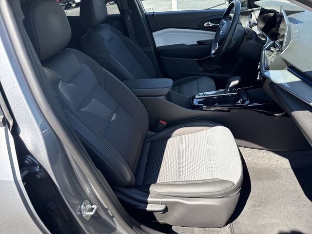 Used 2025 Chevrolet Trax LT w/ LT Convenience Package FWD image 26