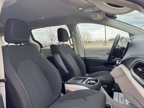 Used 2021 Chrysler Pacifica Touring w/ Uconnect Theater Family Group image 21