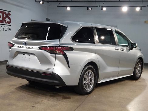 Used 2022 Toyota Sienna XLE image 7