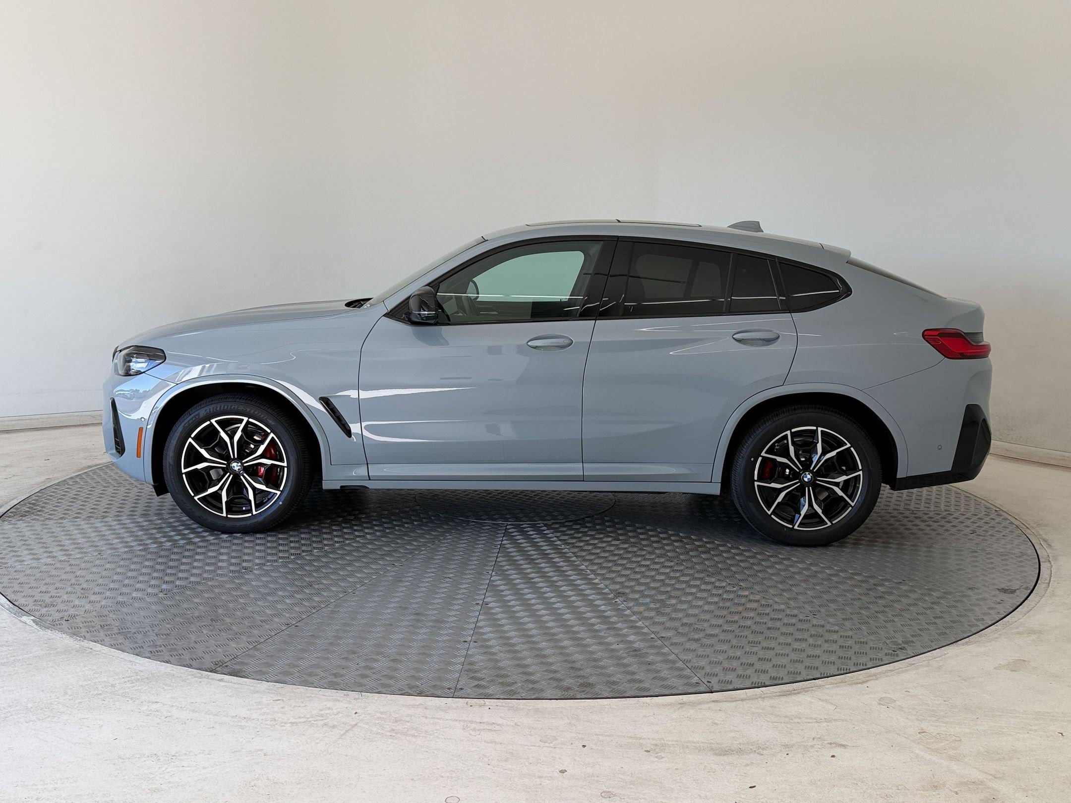 Certified 2024 BMW X4 M40i w/ Premium Package AWD/4WD image 2