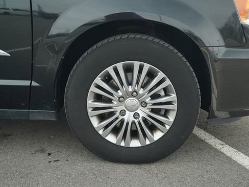 Used 2013 Chrysler Town & Country Touring-L w/ Driver Convenience Group image 42