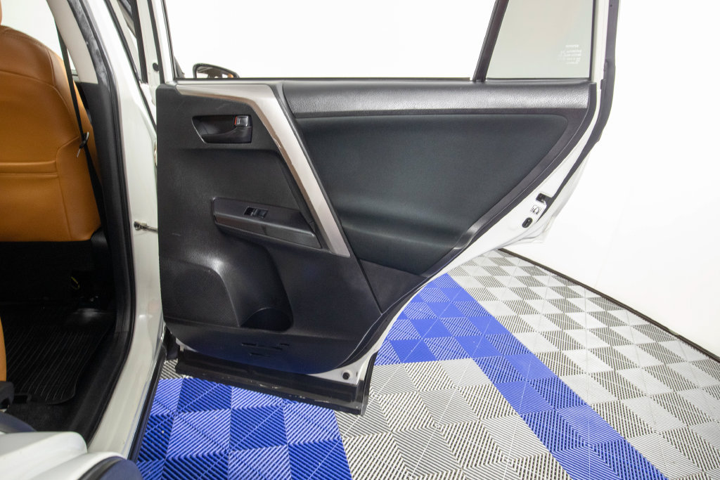 Used 2018 Toyota RAV4 LE FWD image 16