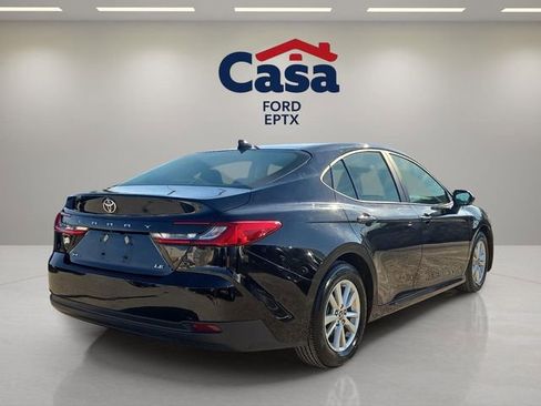 Used 2025 Toyota Camry SE image 3