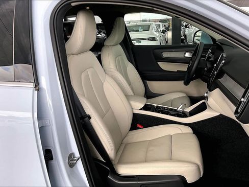 Used 2025 Volvo XC40 B5 Ultra w/ Climate Package image 9