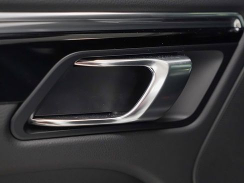 Certified 2025 Porsche Macan image 15