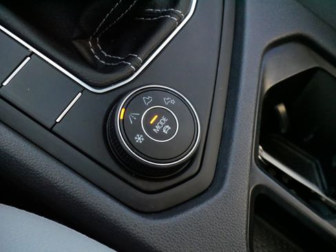 Certified 2022 Volkswagen Taos SE image 31