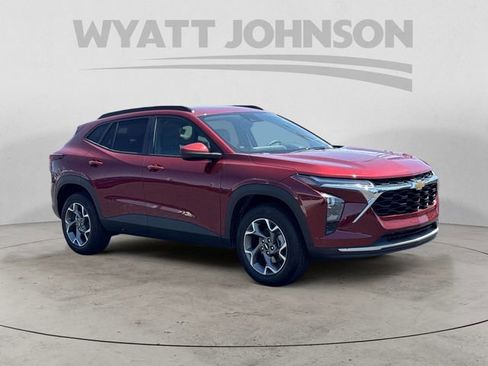Used 2025 Chevrolet Trax LT FWD image 7