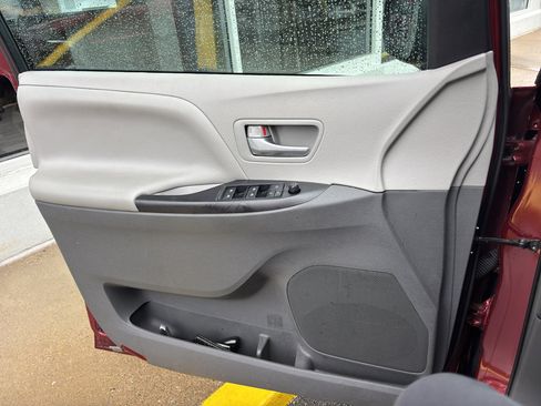 Certified 2016 Toyota Sienna LE FWD image 7