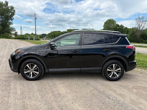 Used 2018 Toyota RAV4 XLE AWD/4WD image 4
