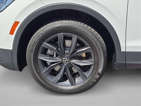 Certified 2022 Volkswagen Tiguan SE w/ Panoramic Sunroof Package AWD/4WD image 26