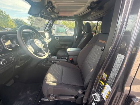 New 2025 Jeep Gladiator Mojave image 13