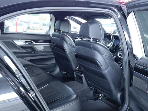 Used 2018 BMW 750i RWD image 35