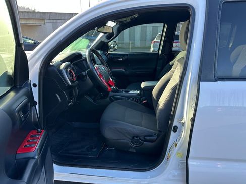 Used 2019 Toyota Tacoma TRD Sport image 13