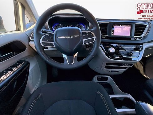 Used 2022 Chrysler Voyager LX image 8