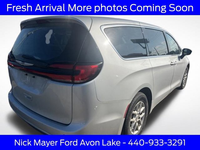 Used 2024 Chrysler Pacifica Touring-L FWD image 6