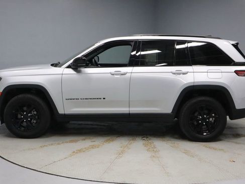 Used 2024 Jeep Grand Cherokee Altitude image 9