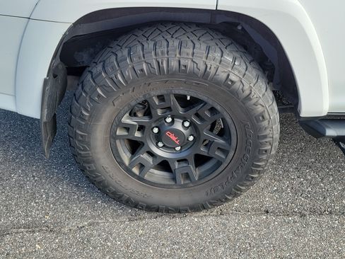 Used 2023 Toyota 4Runner SR5 Premium w/ Moonroof Package RWD image 40