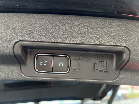 Used 2023 Ford Explorer XLT AWD/4WD image 28