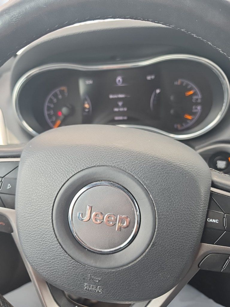 Used 2019 Jeep Grand Cherokee Altitude RWD image 10