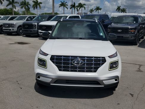 Used 2023 Hyundai Venue Limited w/ Cargo Package image 2