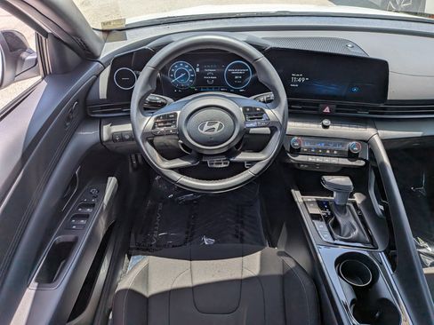 Used 2025 Hyundai Elantra SEL FWD image 17