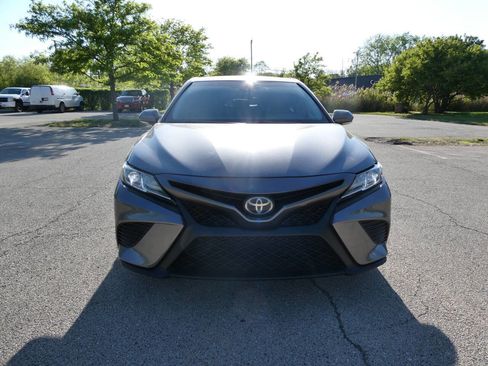 Used 2018 Toyota Camry SE w/ Convenience Package FWD image 2
