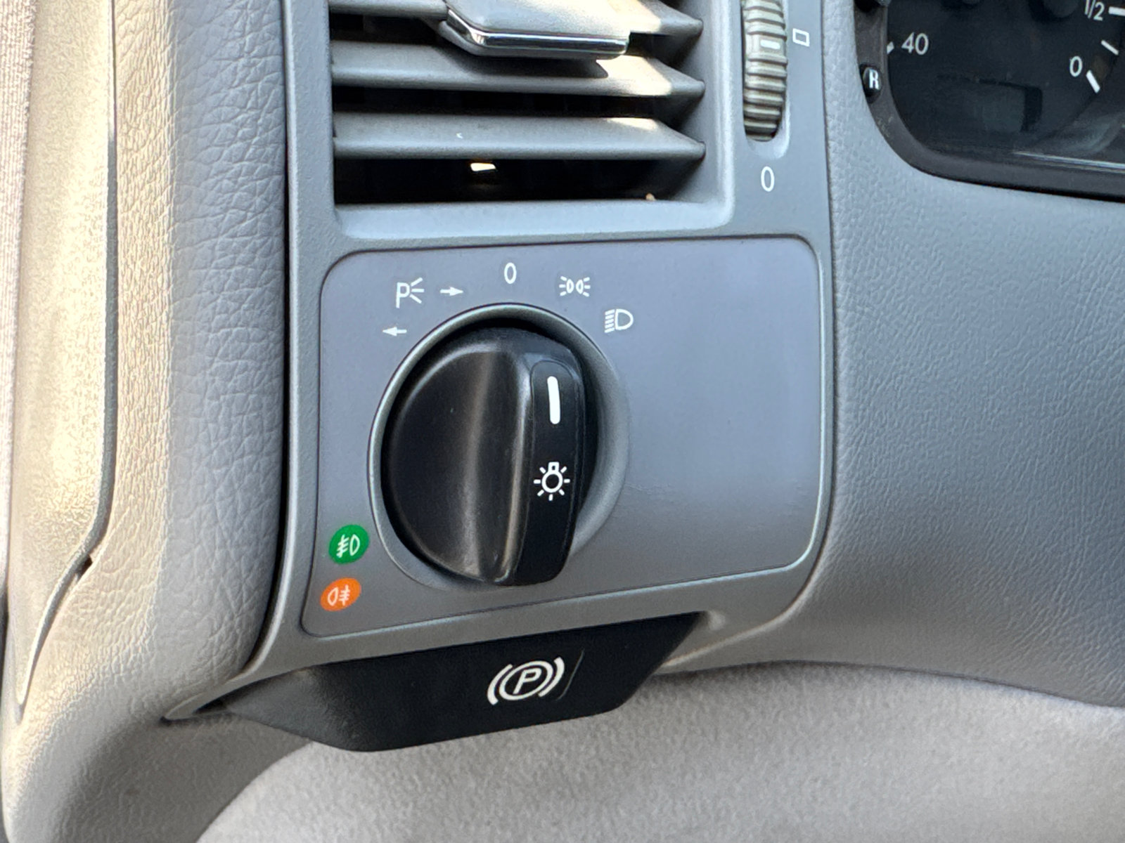 Used 2000 Mercedes-Benz E 320 Sedan image 16