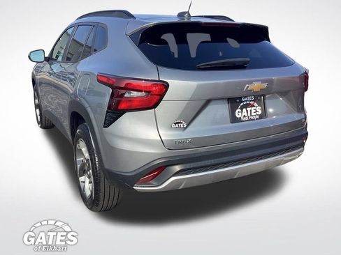 Used 2024 Chevrolet Trax LT w/ Driver Confidence Package FWD image 8